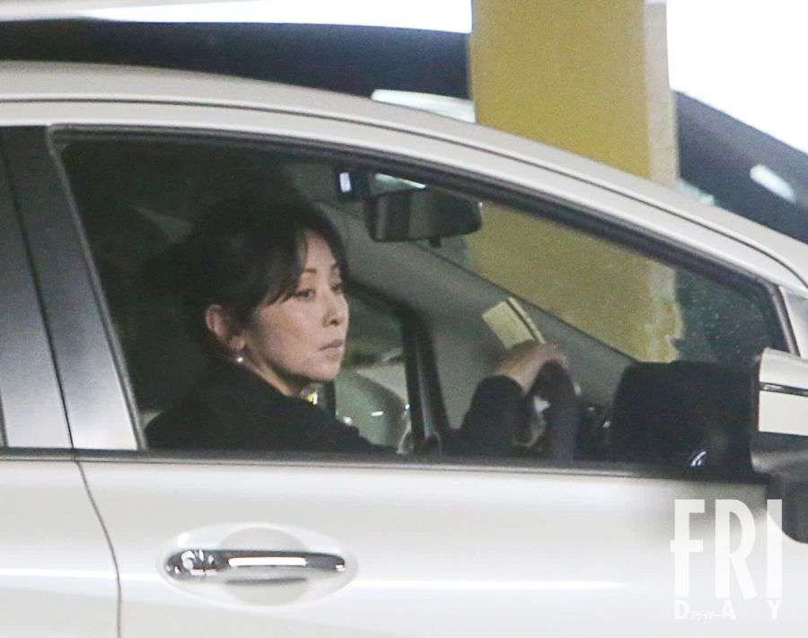 深夜に号泣＆警察トラブル報道の斉藤由貴　本誌が見ていた“かつての密会場所”に１時間半滞在の謎（FRIDAY） - Yahoo!ニュース