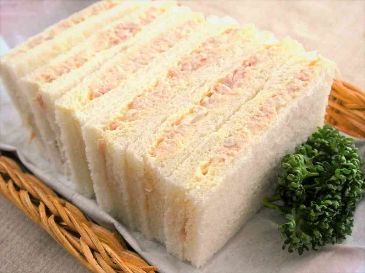 味噌汁に『シャウエッセン』が物議!?新CMに映り込む料理に「は?」「最高」「4本は贅沢」