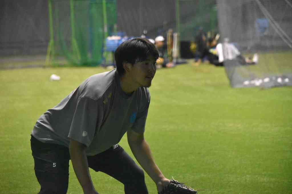 ロッテ・安田尚憲、今日もみっちりと守備練習「自分の長所にもなれるように」〜10日のZOZOマリン秋季練習〜 | BASEBALL KING