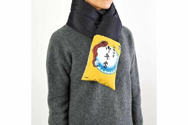 人気駅弁『崎陽軒シウマイ弁当』がマフラーになってファン歓喜！担当者が明かす遊び心いっぱいのこだわりポイントと「採算というよりは」控えめ価格の“秘密”