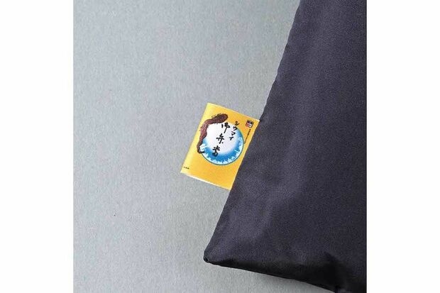 人気駅弁『崎陽軒シウマイ弁当』がマフラーになってファン歓喜！担当者が明かす遊び心いっぱいのこだわりポイントと「採算というよりは」控えめ価格の“秘密”