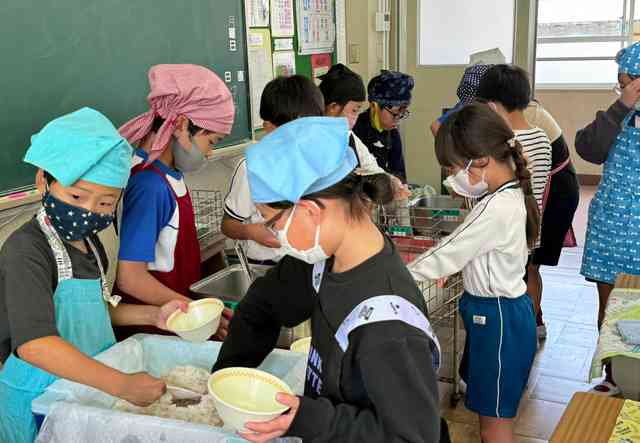 給食当番服　柔軟剤などの香害配慮で自由選択制の学校広がる