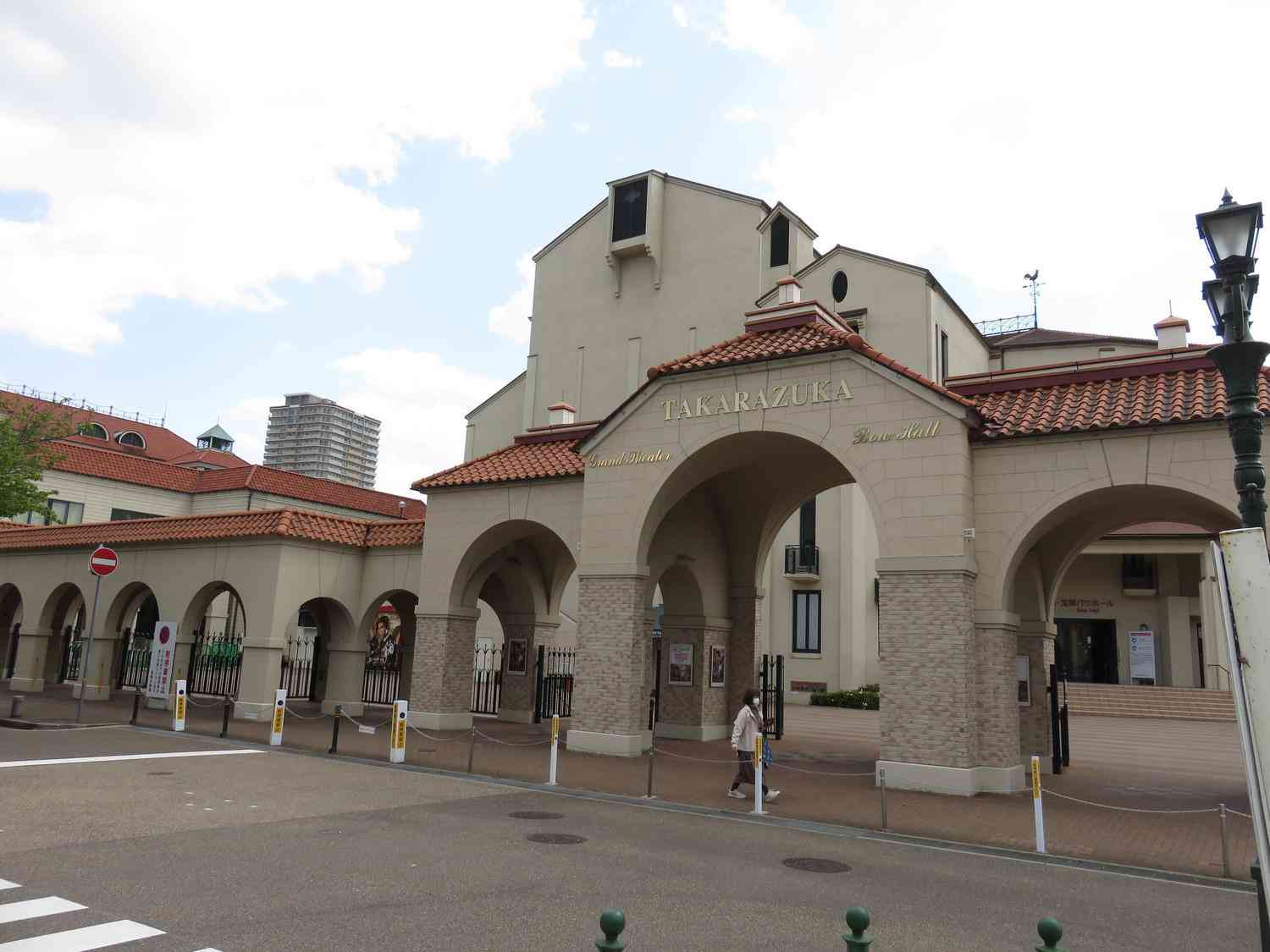 25歳団員急死で労基署立ち入りの宝塚歌劇団「今後も真摯に対応」　公演予定は「現状変更ない」（日刊スポーツ） - Yahoo!ニュース