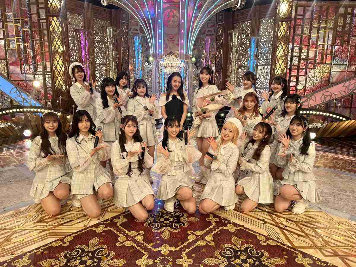 10年後にまた会えた！　板野友美、現役AKB48との集合ショットがなじみすぎ　「全然変わってないやん！」「全く老けんな」