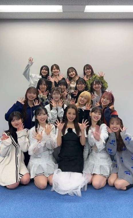 10年後にまた会えた！　板野友美、現役AKB48との集合ショットがなじみすぎ　「全然変わってないやん！」「全く老けんな」