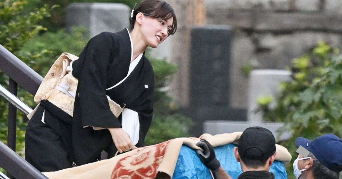 綾瀬はるか 着物姿での最新ロケを都内で発見！ ″歩道橋ダイブ″で魅せた「トップ女優の貫禄」 | FRIDAYデジタル