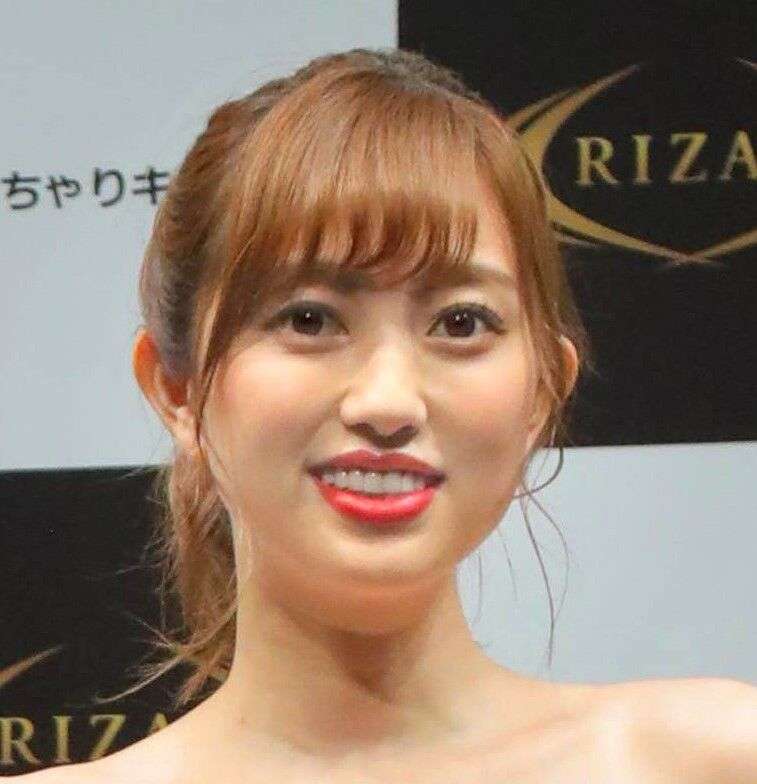 菊地亜美、「豪邸」と話題の新居がスゴい！巨大なクリスマスツリーも「すてき」「広くてうらやましい」