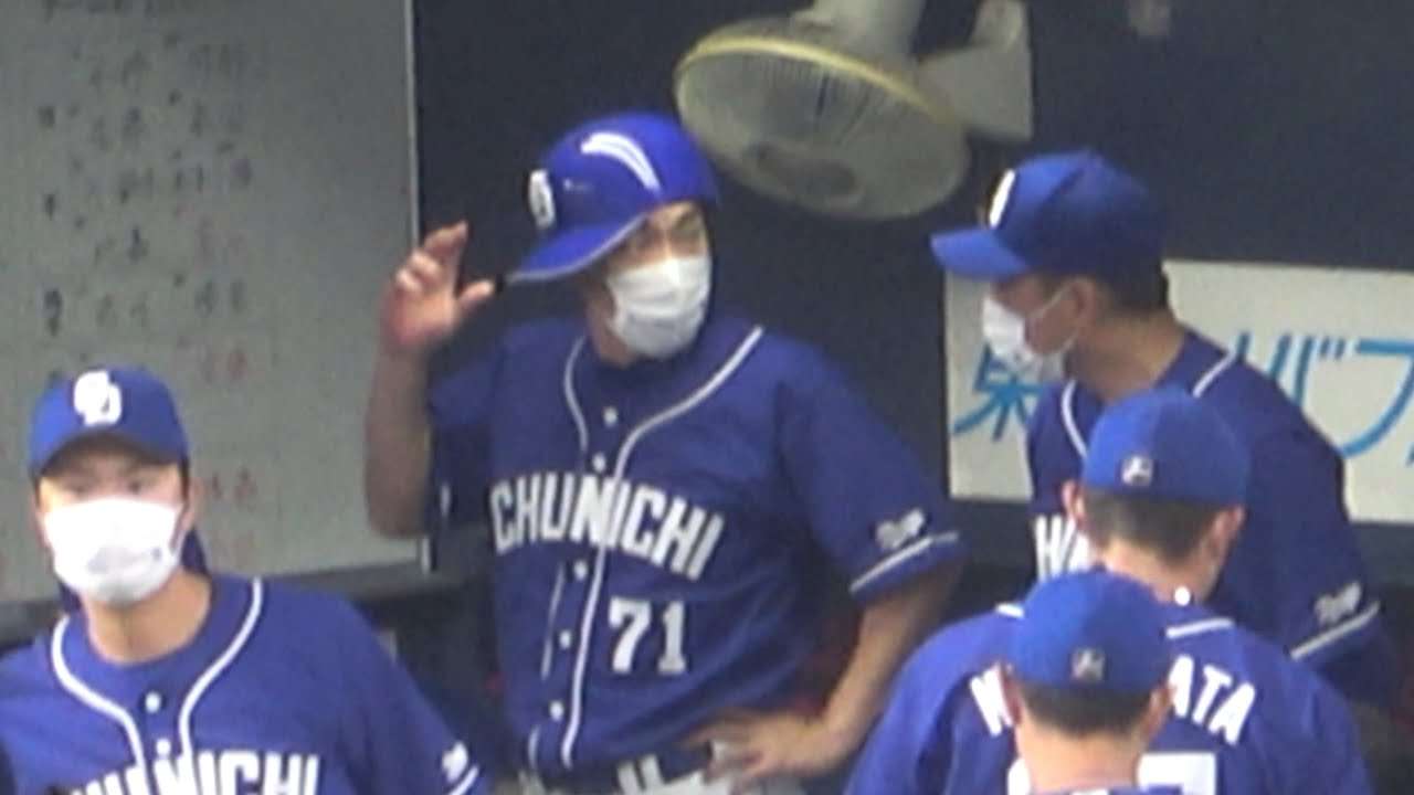 根尾がブルペンでピッチングしていることに気付いた荒木コーチの芸術的なニ度見（笑） (2022/05/29) - YouTube