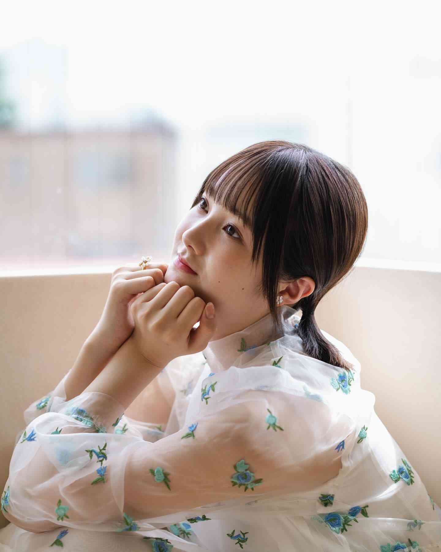 本田紗来16歳　アイドルにしか見えない！あごに人さし指＆髪を結び　来年のカレンダーを発売「ホントにキレイになった」