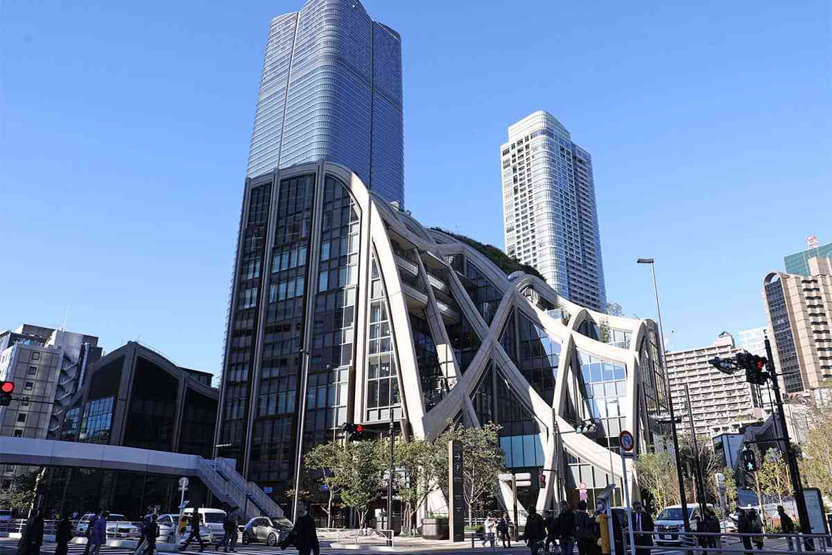 日本一の高さ「麻布台ヒルズ」オープン初日は迷路のような構造に“迷子”続出！　高級ブティックは多くが未開店 | Smart FLASH/スマフラ[光文社週刊誌]