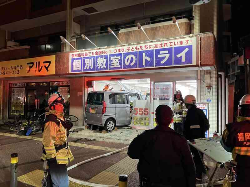 暴走した車が学習塾に突っ込み中学生ら４人がけが…鼻血を出す高齢運転手（７３）に講師「動かないで！」直前にも追突事故か - RKBオンライン