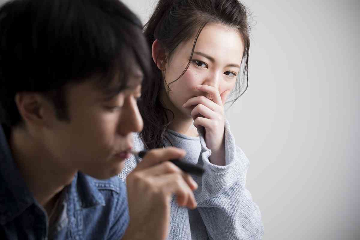 【加熱式たばこ増税へ】紙巻きとは異なる加熱式ユーザーへの厳しい視線 「独特のニオイがイヤ」「隠れたばこやしれっと吸う人が増えた」 | マネーポストWEB