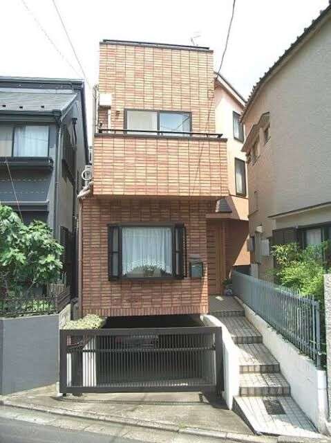 地方の友人が家も車も買っていました。年収は同じですが、生活費がそんなに安いのでしょうか?