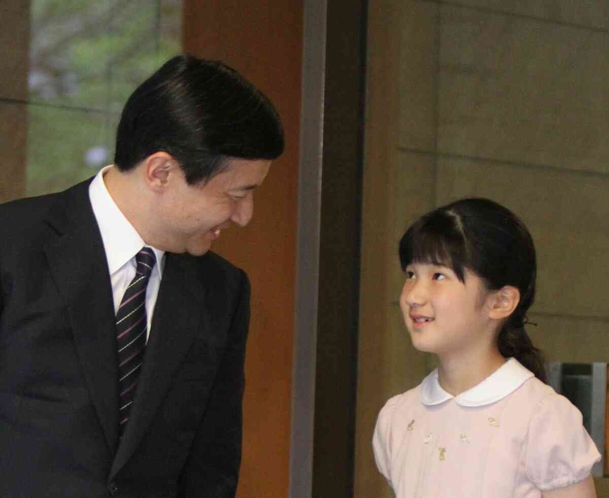 愛子さまを「抱きしめ」続けた天皇陛下の温かいまなざし　離乳食とお風呂の育児にも参加！（AERA dot.） - Yahoo!ニュース