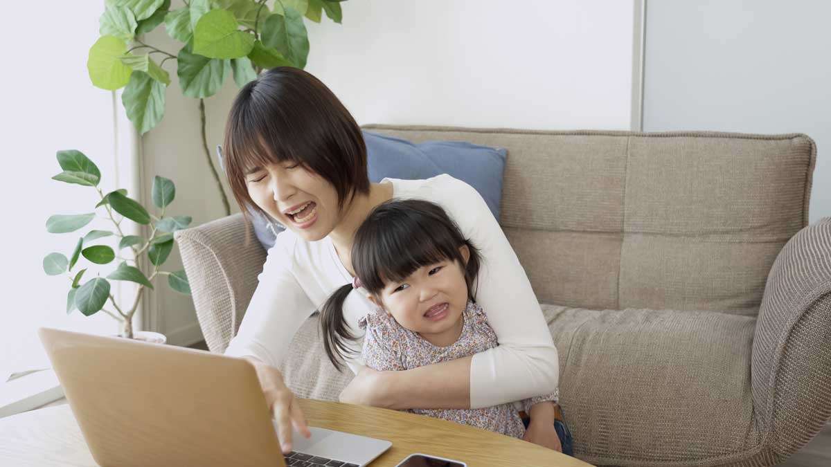 子どもを見ながらのリモートワークは「想像を超える地獄」。“24時間フル体制”なママの悲鳴 | 女子SPA！