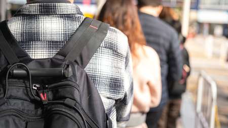「私も被害に遭ったことある！」との声多数…「ぶつかり男」たちの身勝手さ