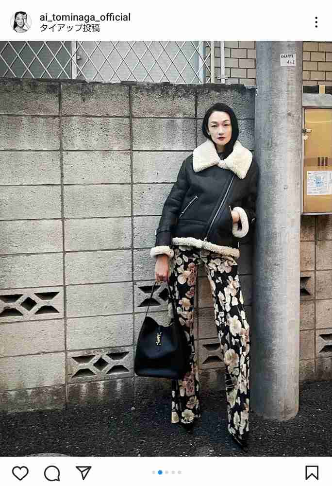 冨永愛　ブロック塀＆電信柱の街中ファッション写真に「さすがです」「近所には絶対いない」の声