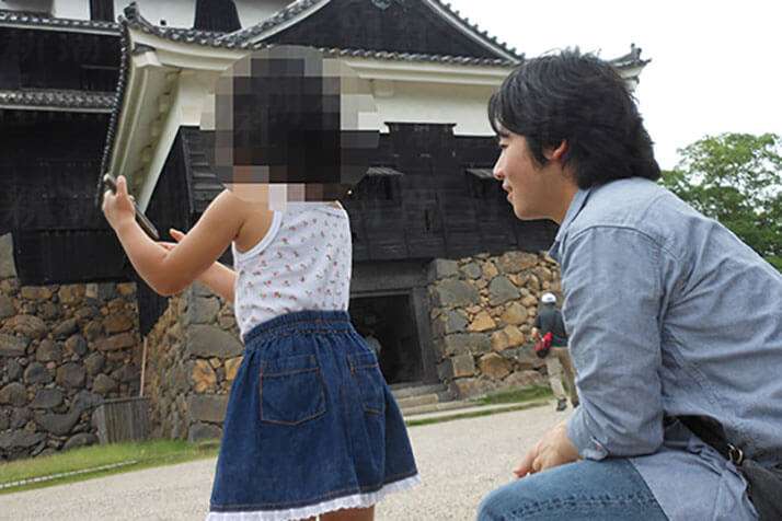 新潟小2殺害　同僚の女児を抱いた「小林遼容疑者」の倒錯スナップ公開（全文） | デイリー新潮