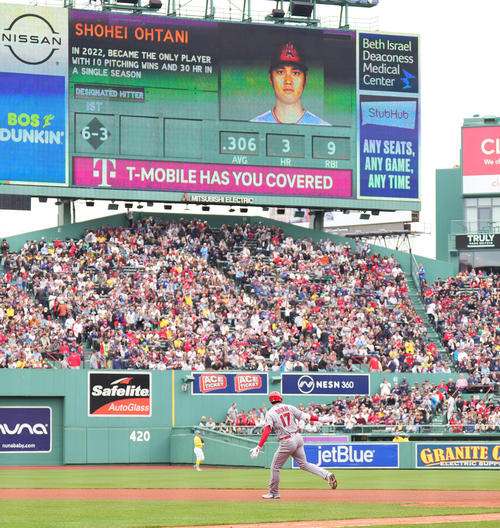 大谷翔平はロックスターで大人気アイドル　出待ちファンの様子をエンゼルスのTVリポーター投稿 - ＭＬＢ : 日刊スポーツ