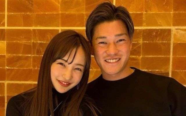 ヤクルト高橋奎二（26）は猛反対、元AKB板野友美（32）は実は出したい？　娘の「顔出し」を巡って夫婦間で起きた“サイン違い”