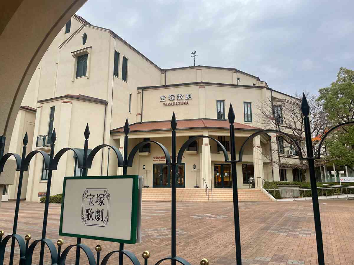 「親御さんの職業、年収は？」　宝塚・親会社のトップが音楽学校で“コンプラ無視”の面接、「会見後に旅行の話を楽しそうにしていた」との証言も | デイリー新潮