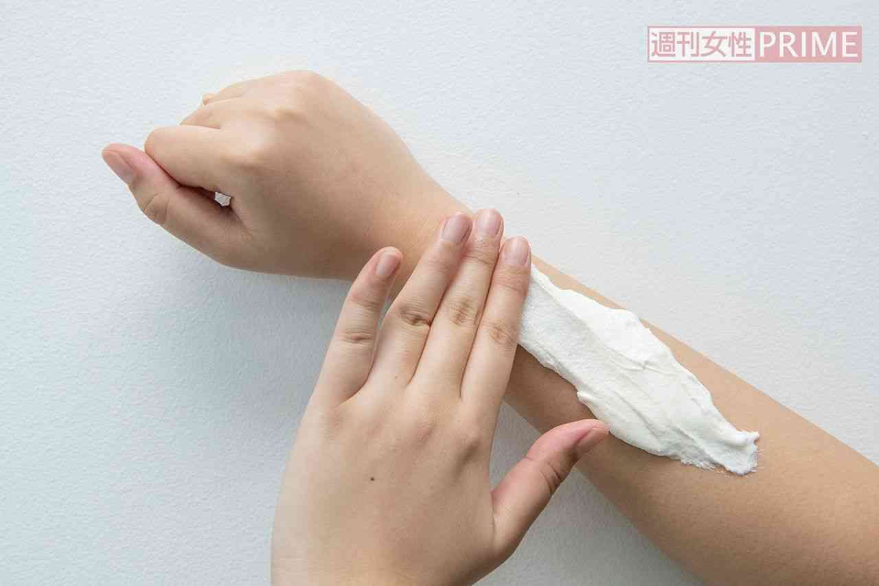 「手作りスクラブ」「過剰な角質ケア」専門家が「絶対にヤメて！」と注意喚起するSNSでバズる危険な美容、市販の化粧品のほうが自己流化粧品よりも安全な理由 | 週刊女性PRIME