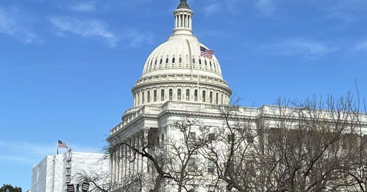 米上院、国防予算127兆円を可決　在日米軍の見直し促す - 日本経済新聞