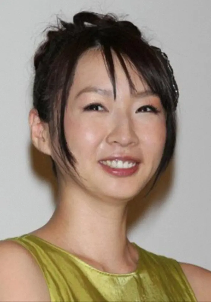 酒井若菜が30代で「まつげエクステ」をやめた理由 「自分の加齢を見せていけるようにならなきゃと思った」