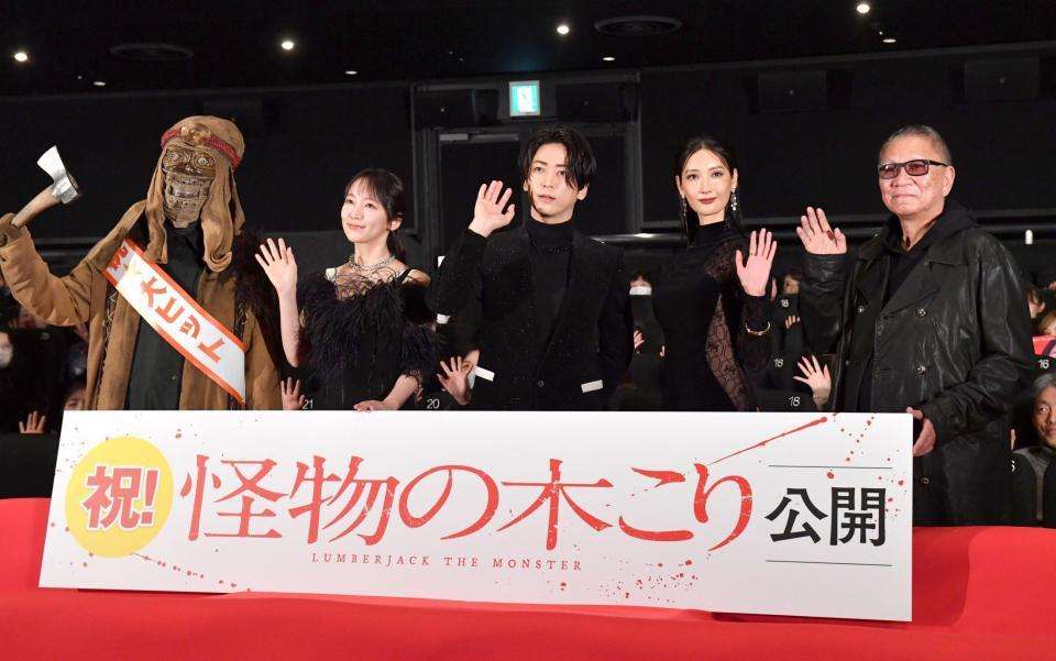吉岡里帆は背中ぱっくり、菜々緒は透け感の大胆衣装で登場　亀梨和也主演映画「怪物の木こり」舞台あいさつ