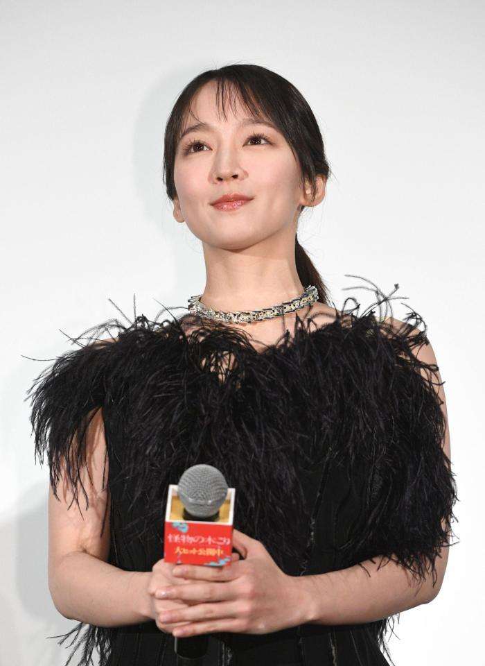 吉岡里帆は背中ぱっくり、菜々緒は透け感の大胆衣装で登場　亀梨和也主演映画「怪物の木こり」舞台あいさつ