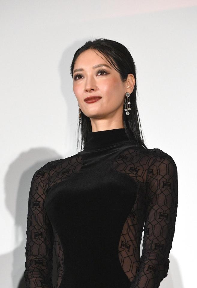 吉岡里帆は背中ぱっくり、菜々緒は透け感の大胆衣装で登場　亀梨和也主演映画「怪物の木こり」舞台あいさつ