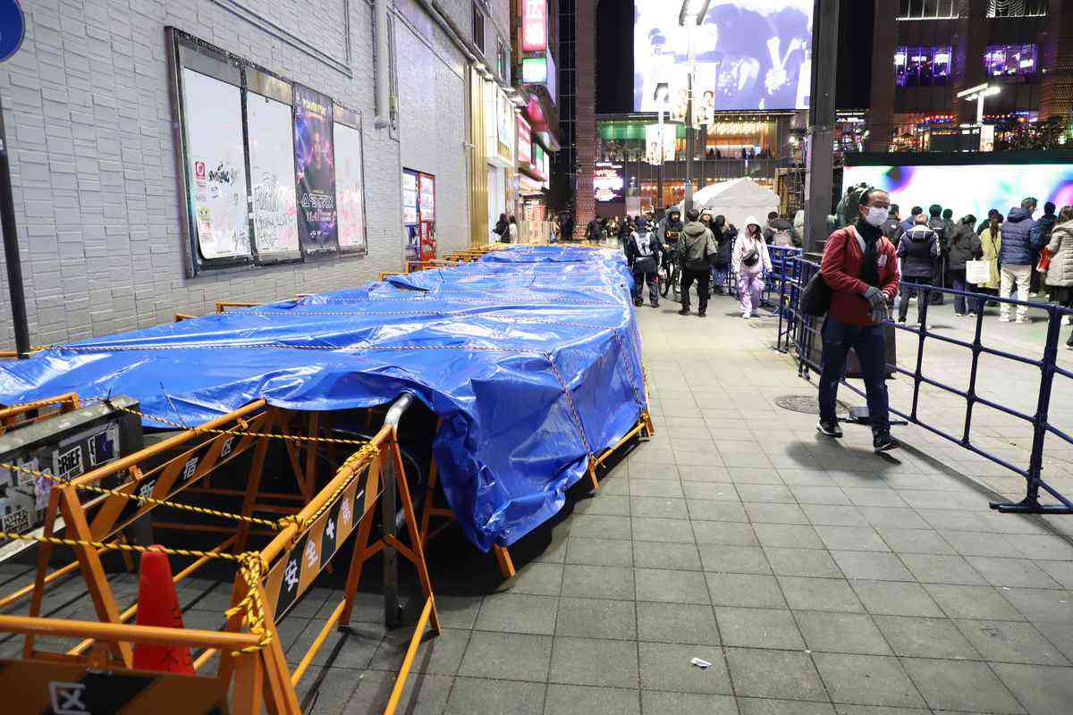 「突然追い出された」…歌舞伎町・トー横に大量機材 「排除か」広がる臆測 新宿区は否定