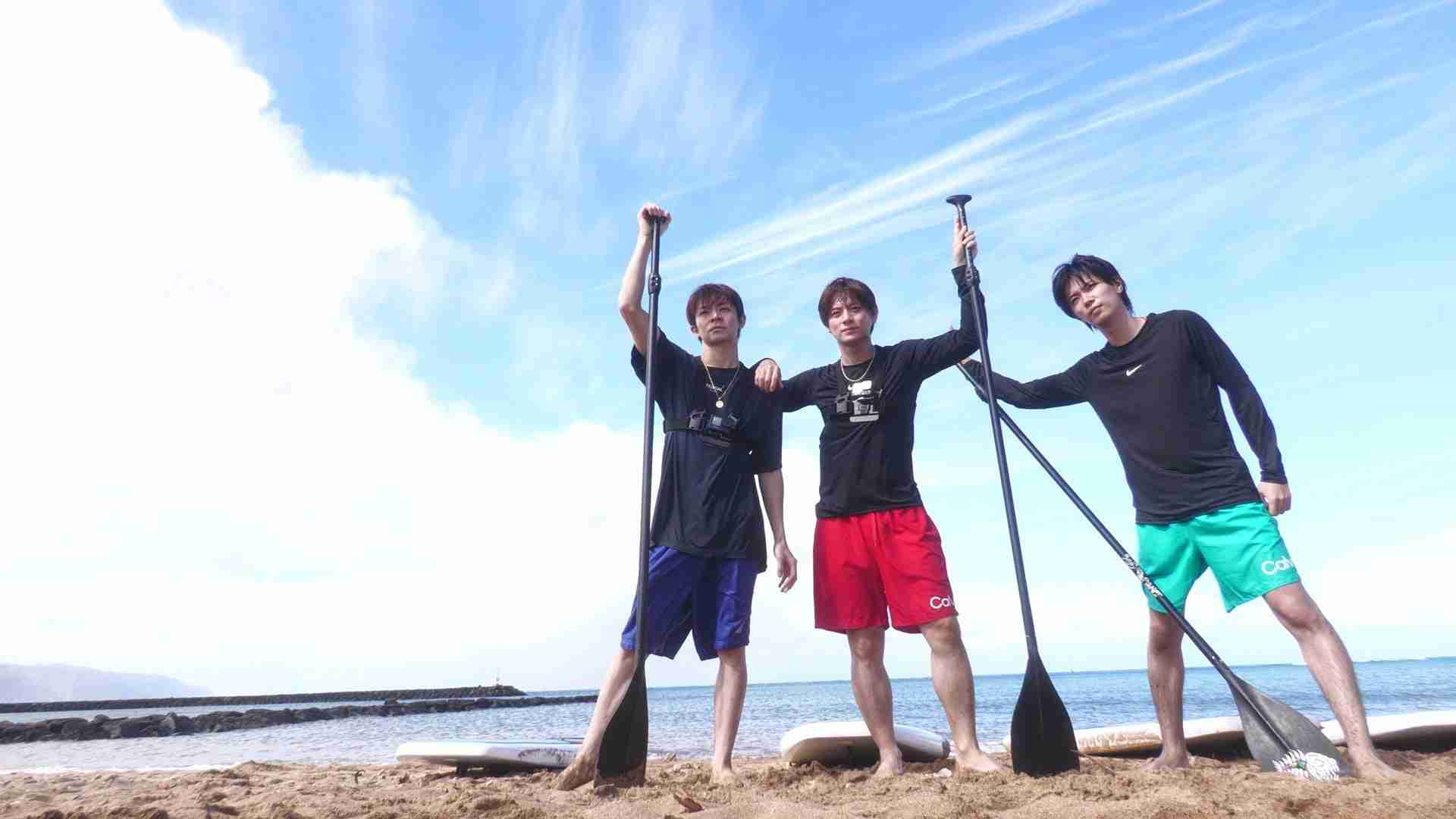 平野紫耀、橋からバク宙で川へダイブ！華麗なフォームに絶賛の声「飛び方がもう選手」「さすが紫耀くん！」 - モデルプレス