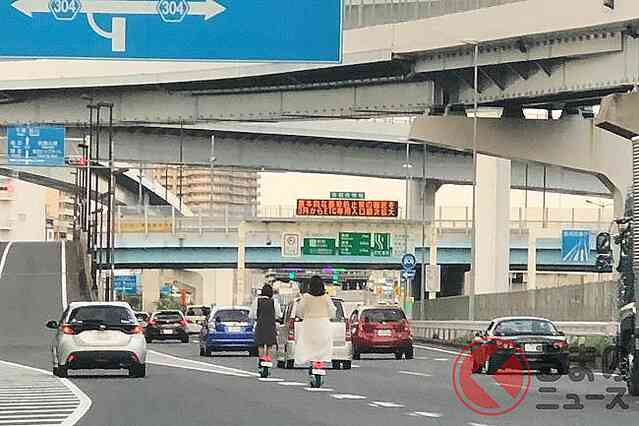 危険？ 「女子2人」が道路中央を走行!? ノーヘルの電動キックボードが話題に！ 現状ルールはどうなっているのか - ライブドアニュース