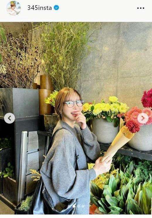 指原莉乃　ユニクロ2990円ショルダー×上質ニットの上級テク私服に称賛多数「真似っ子して買った」「好みすぎる」