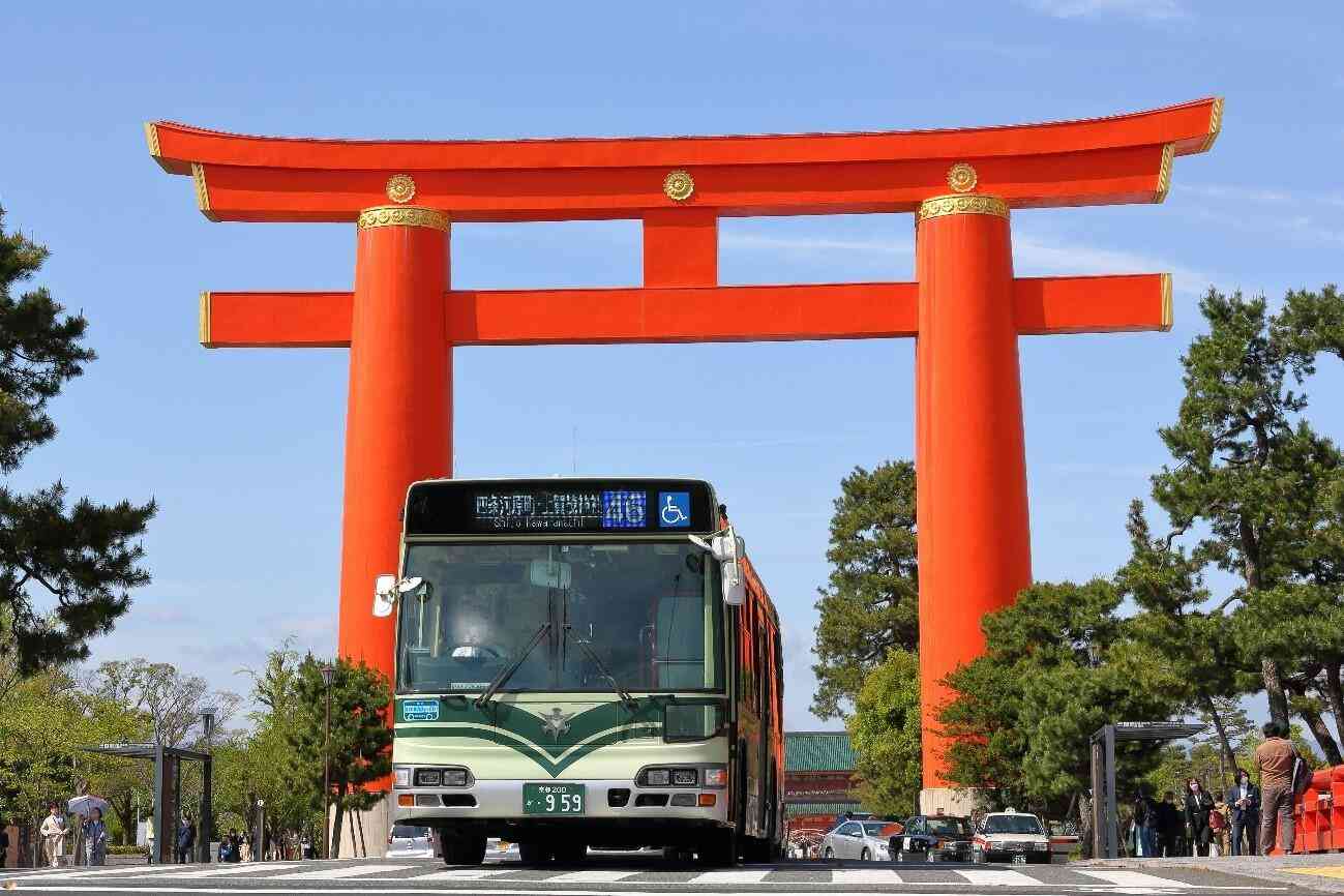「大型荷物の持ち込みご遠慮」京都市バス、窓ステッカーで呼びかけ　インバウンド回復もトラブル懸念...市が対策本腰: J-CAST ニュース