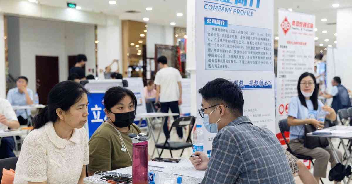 アングル：中国で大卒の就職難悪化、「非正規」公務員で一時しのぎ | ロイター