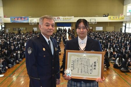 「今ここで人生が終わってしまったら、悲しむ人がたくさんいるから」　女性の手を握って引き戻す　命を救った高3の勇気（沖縄タイムス） - Yahoo!ニュース