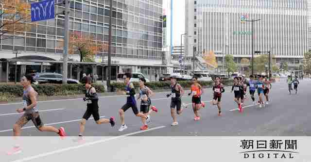 大会車両が選手をはねる　福岡国際マラソン、骨折しながらもゴール [福岡県]：朝日新聞デジタル