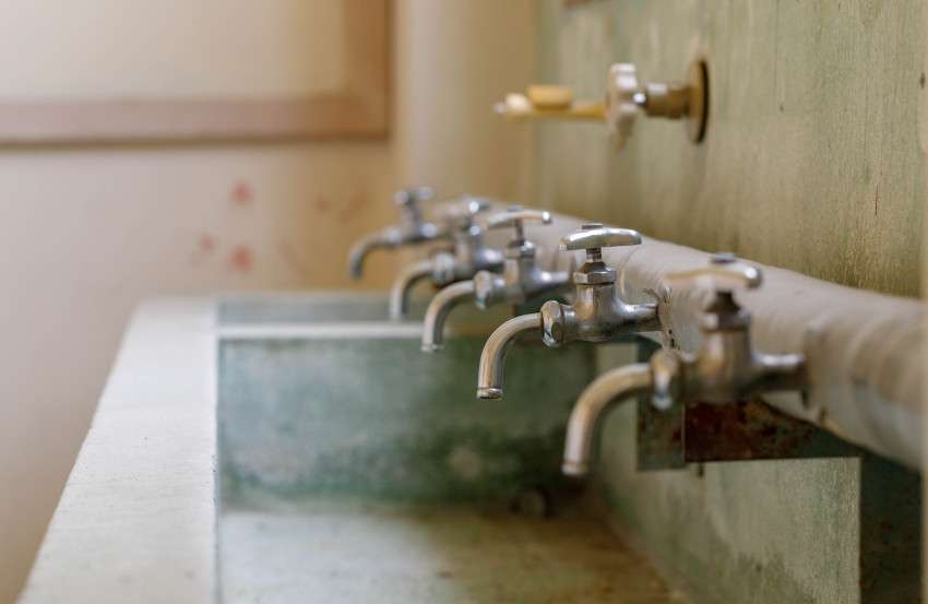 洋式の比率はまだ57％…公立小中に和式トイレが多いのはなぜか
