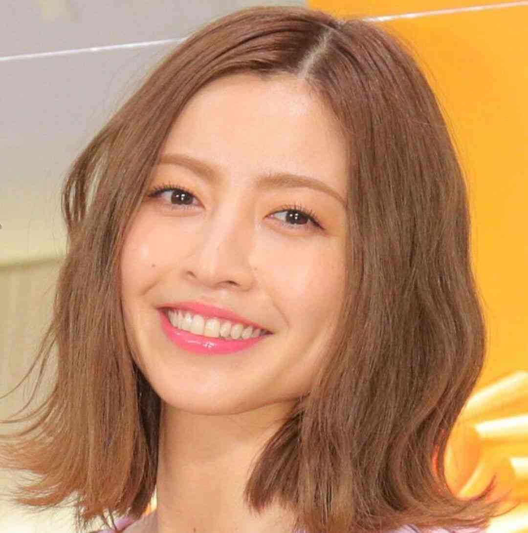 片瀬那奈、４２歳の姿がオーラ健在！さらさらロング＆指輪もキラリ…「週５勤務」会社員に転身が話題 : スポーツ報知