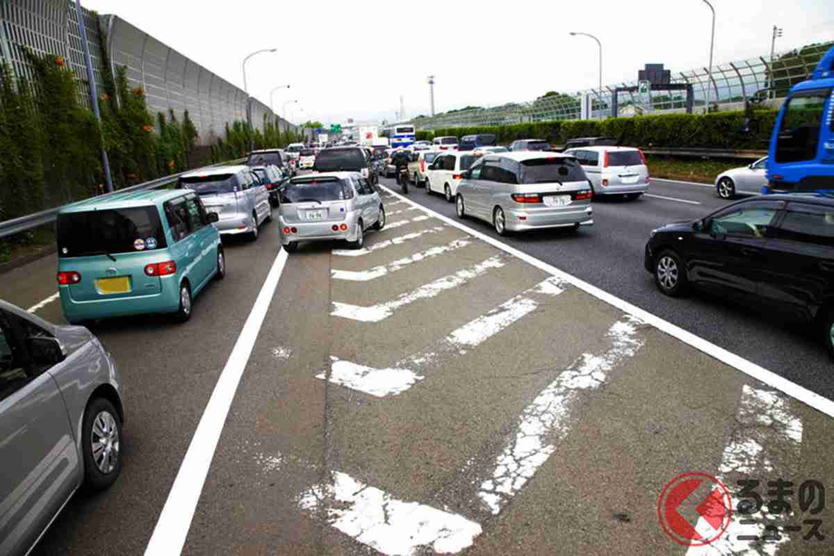 渋滞時「先頭合流」はズルい？ 多くの人がまだ勘違い… 効果抜群「ファスナー合流」とは？ | くるまのニュース