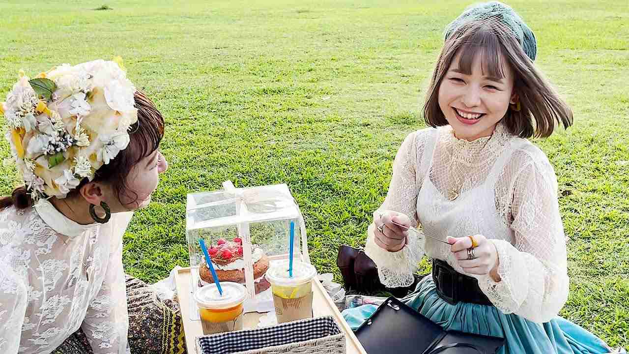 オシャレなお姉さんに最新マジックを見せたら恐怖で手が震え出した - YouTube