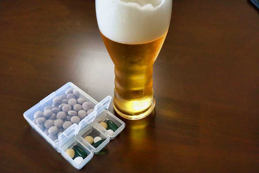 市販の風邪薬や鎮痛剤　飲んだら飲酒は何時間空けるべき？　内科医が解説 | Hint-Pot