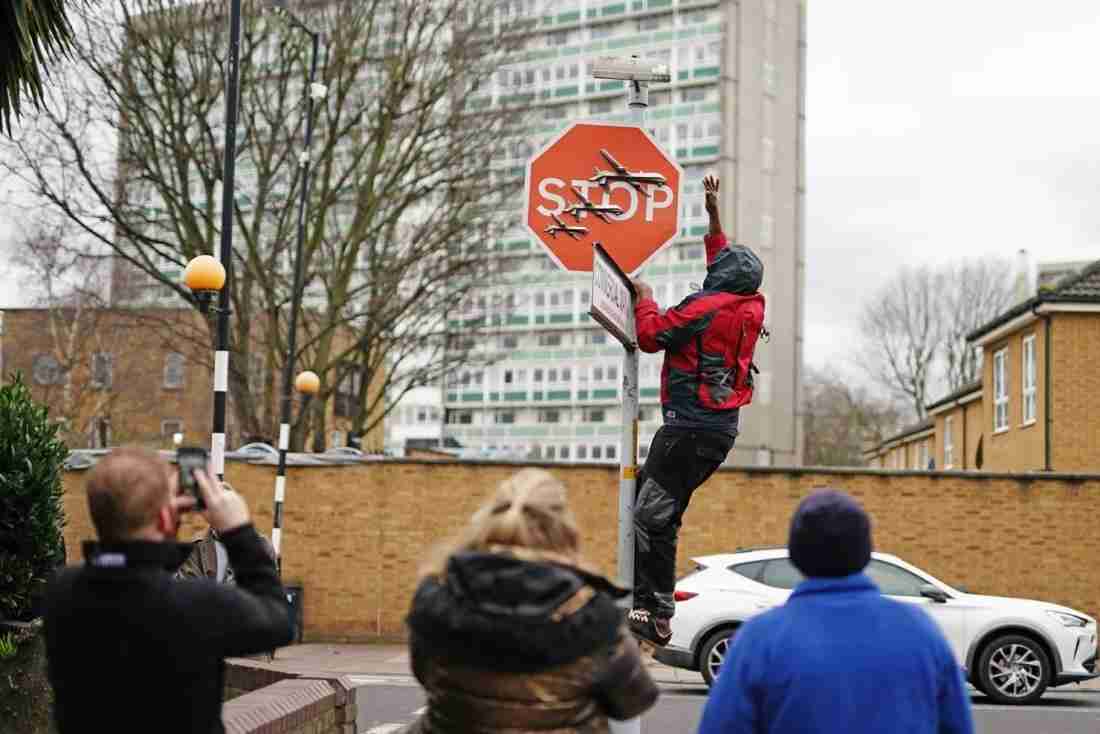 ロンドン市警、バンクシー新作を盗んだ疑いで男を逮捕…衆人環視の中で持ち去り