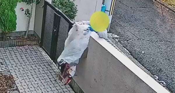 【独自】ゴミをまく隣人男性　直撃に「ガタガタ言うな！ちゃんと報道せい」　ほぼ毎日“嫌がらせ”　被害者のガレージを無断で物置にも｜FNNプライムオンライン