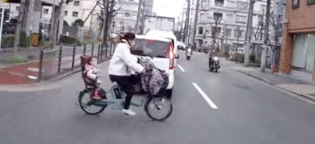 【動画】子供を乗せて『ノールック横断』する自転車が危険過ぎる… “バイクの人が可哀想”と話題に | Share News Japan