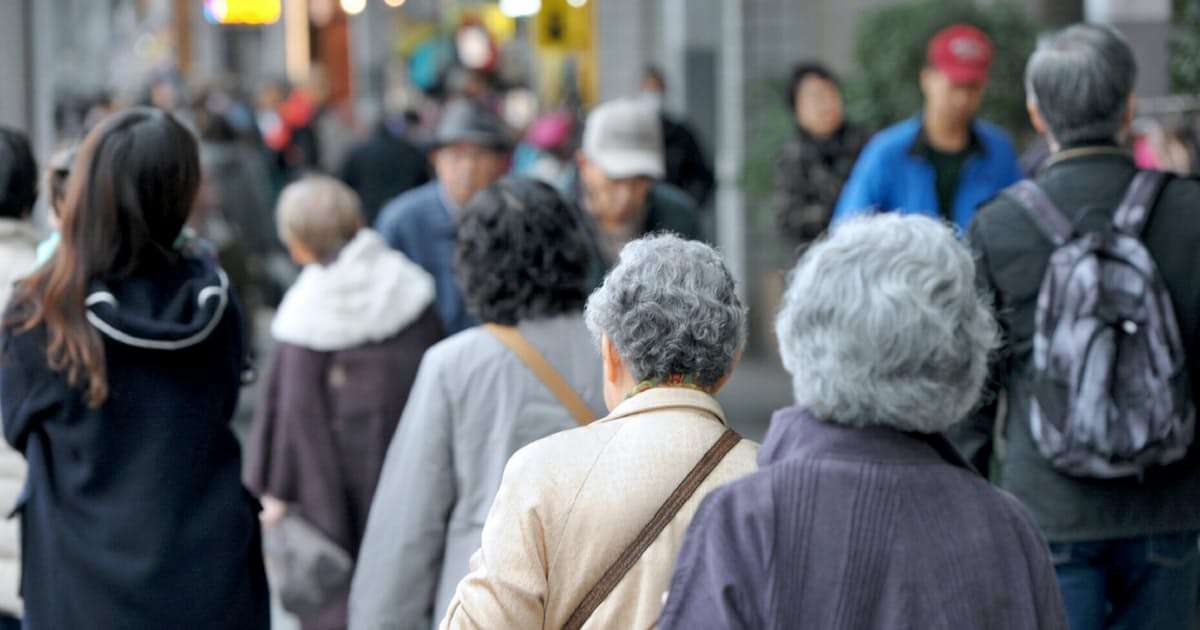 高齢者の社会保障負担、金融資産を加味検討　政府改革案 - 日本経済新聞