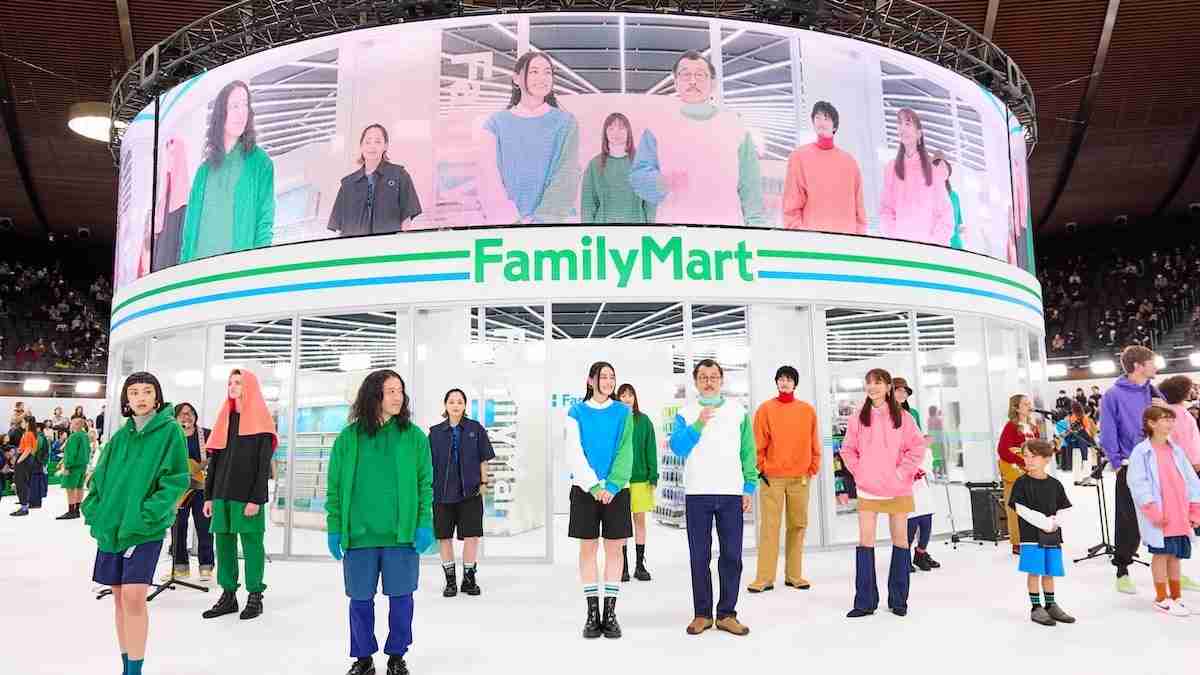 ファミマがコンビニ業界初のファッションショー“ファミフェス”を開催！ 大人気「コンビニエンスウェア」を着た吉田鋼太郎＆八木莉可子もモデルとして登場 | Vogue Japan