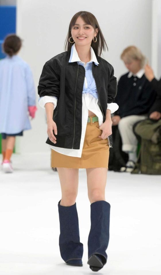 ファミマがコンビニ業界初ファッションショー 吉田鋼太郎、八木莉可子、内田理央もモデルとして登場